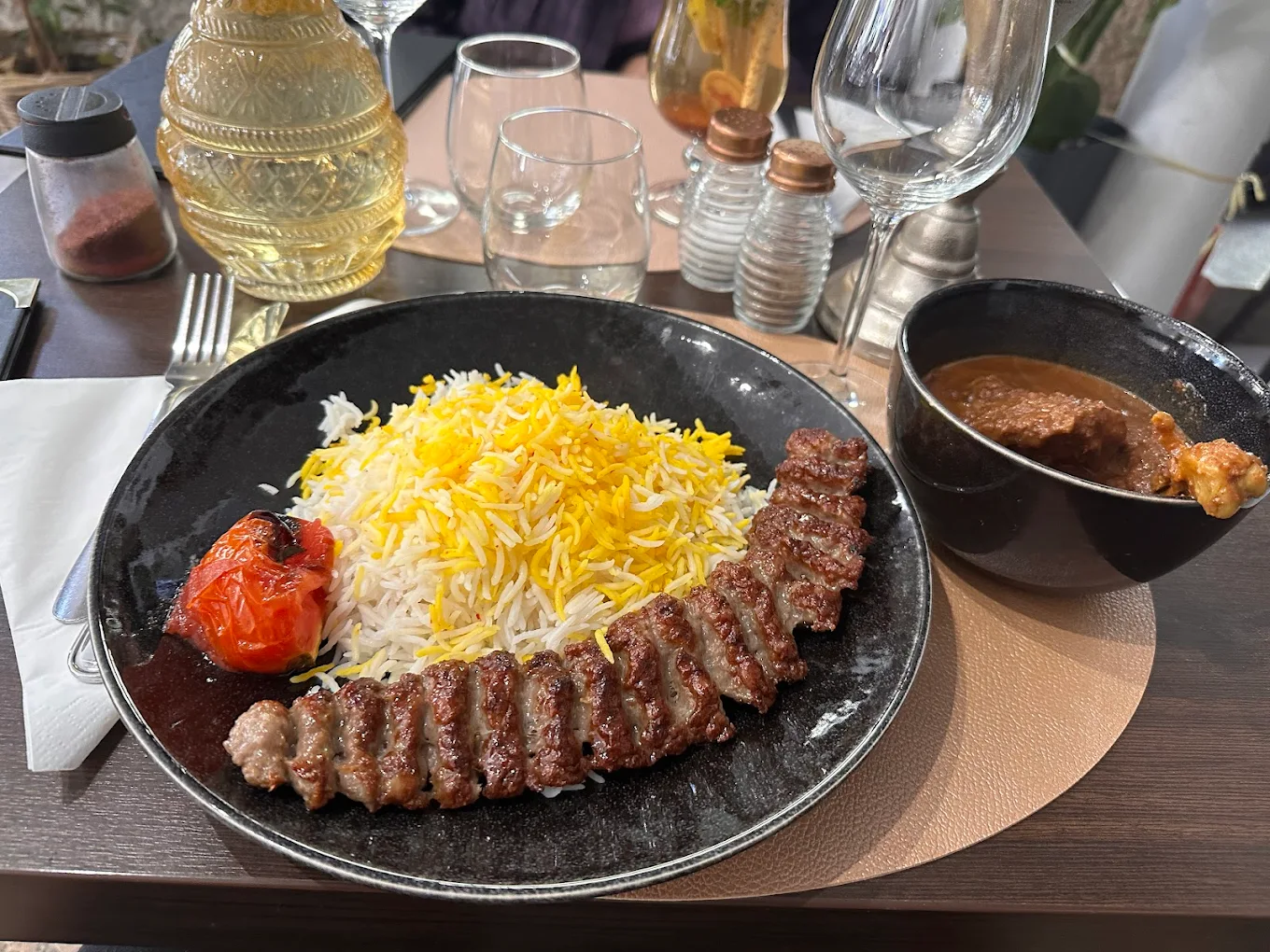 Koobideh &ndash; brochette de viande hach&eacute;e grill&eacute;e